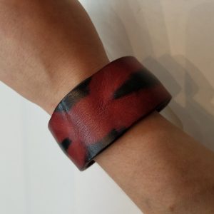“Weathered” Leather Bracelet with Magnetic Clasp – Red and Black