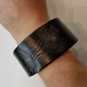 “Weathered” Leather Bracelet with Magnetic Clasp – Black