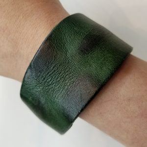 “Weathered” Leather Bracelet with Magnetic Clasp – Dark Emerald and Black
